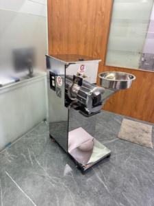 Potente máquina trituradora de doble cámara de 5HP 3750W para granos, especias, pulsos, salida de 35KgHr, cuerpo de acero inoxidable, Motor trifásico - Product Image 4