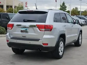 Jeep Grand Cherokee Laredo SUV 2011 con Volante a la Izquierda, Asientos de Cuero y Techo Panorámico - Product Image 6