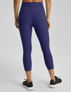 Venta al por mayor de las mujeres de cintura alta Capri Leggings suave elástico Pantalones de Yoga Entrenamiento Running Leggings Para Mujeres Slim Fit Activewear - Product Image 6