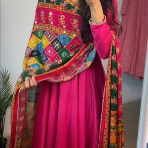 Conjunto Dupatta de pantalón superior de seda de Chinon para fiesta de diseñador exclusivo con bordado pesado e impresión digital Trabajo con borde de encaje de cuatro lados - Product Image 1