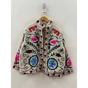 Veste d'hiver en coton ivoire brodée à la main Suzani Garden, avec logo personnalisé, taille XL, style universitaire, pour le printemps, design floral sauvage en cuir court - Product Image 4