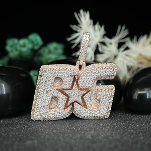 Colgante de Joyería Hip Hop Personalizado con Letra Inicial, Moissanita de Corte Brillante Redondo, Plata 925 en Chapado de Oro Rosa para Hombre y Mujer - Product Image 1
