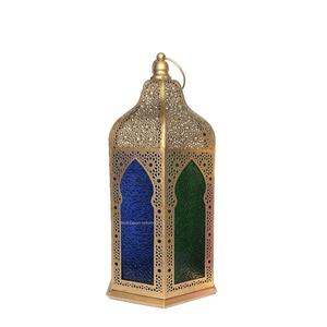 Lanterne à bougie décorative Ramadan lanterne en métal de forme marocaine finition dorée avec verre coloré face - Product Image 4