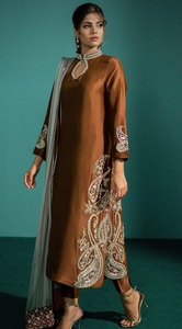 2025 @ Indian/Pakistani Brown Long Kurta, pantalón y vestido Dupatta con elegante Dabka adornado, perlas, trabajo de piedra para fiesta-Wear - Product Image 2