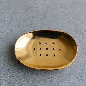 Porte-savon mural en laiton antique, motif floral gravé, décoration métallique de luxe, disponible à prix de gros. - Product Image 1