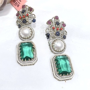 Pendientes de Diseño de Moda con Acabado Plateado de Alta Calidad, Colección para Bodas y Fiestas para Mujeres y Niñas - Product Image 1