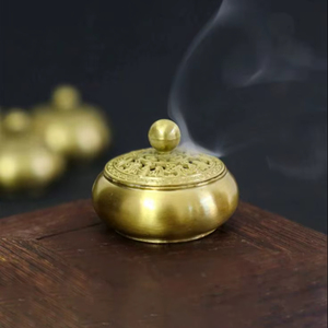 Brûleur à Bakhoor en Laiton de Style Antique Conçu pour les Cérémonies Culturelles avec une Forme Classique et de Beaux Motifs Gravés - Product Image 1