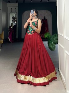 Lehenga choli ผ้าเรยอนบริสุทธิ์สุดพิเศษพร้อมพื้นดีไซน์นูนลูกไม้ใส่ไปงานปาร์ตี้ - Product Image 3