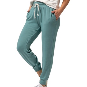 Pantalón de mujer con corte ajustado y elegante, diseñado para una movilidad sin obstáculos, con una estructura refinada y un aspecto moderno y limpio. - Product Image 2