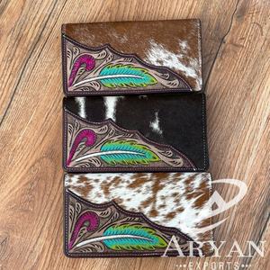 Étui pour téléphone sculpté à la main en cuir de créateur Portefeuille élégant en cuir de fourrure de vachette Multi Uses Collection élégante de portefeuilles - Product Image 1