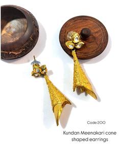 Pendientes Kundan de diseñador para mujer, Jhumkas chapados en oro con perla Meenakari, trabajo perfecto para bodas, festivales y fiestas - Product Image 5