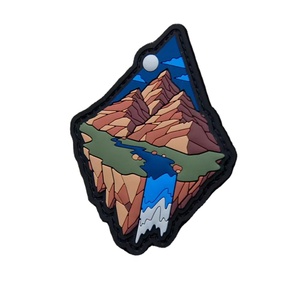 Parche de Goma PVC Personalizado con Logotipo de Forma Única para Gorras, Chaquetas y Bolsos, Artículo de Marca Duradero - Product Image 1