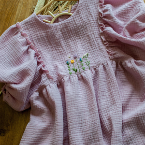 Vestido de lino suave bordado hecho a mano para niñas, estilo informal para el primer cumpleaños de niños pequeños, OEM hecho en Vietnam - Product Image 2