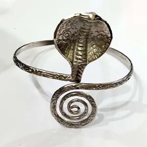 顶级蛇形设计黄铜臂带，适用于女性时尚珠宝，出口价格从印度购买