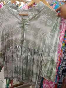 Túnica Floral Rosa con Estampado de Margaritas Manga Larga Top Borla Corbata Cuello Verano Casual Boho Blusa Botón Detalle para Ocasiones de Fiesta - Product Image 5