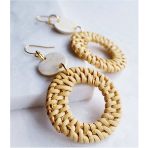 Pendientes hechos a mano de fibra natural, elegantes colgantes tejidos de ratán en forma de lágrima con tachuelas de madera, perfectos para hierba marina Bohemia - Product Image 1