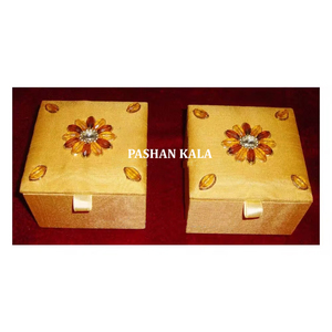 Le plus beau tissu doré fait à la main de boîtes à bijoux de broderie Zari de forme carrée dans le meilleur produit pour la revente - Product Image 1