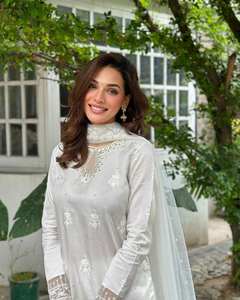 Traje étnico Sharara estilo Bollywood con detalles de lentejuelas bordados elegantes que incluyen Dupatta para ocasiones especiales de fiesta - Product Image 5