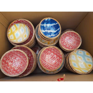 Ensemble de bols en bois d'acacia poli Meena, artisanat - Bols à pâte, à salade, à servir, grandes et petites tailles, emballés dans un carton - Product Image 1