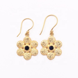 Pendientes de piedras preciosas de Calcedonia Rosa chapados en oro hechos a mano diseño de flores forma pequeña colgante texturizado estilo gota pendientes - Product Image 4