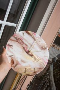 Horloge murale en résine artisanale, véritable tranche de bois, design en résine époxy, affichage à aiguilles, pour décoration murale de salon moderne - Product Image 4