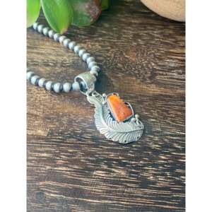 Pendentif plume en argent sterling et huître barbelée de fabrication navajo, serti de corail incrusté - Product Image 2