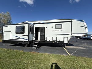Caravane RV d'occasion 2021 F-o-r-e-s-t R-i-v-e-r A-r-c-t-i-c W-o-l-f 3550S-U-I-T-E 4x4 pour voyages - Product Image 2