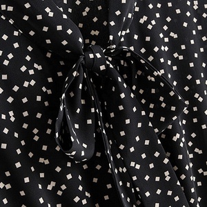 Robe trapèze en mousseline de soie à pois, noire et blanche, style oriental traditionnel, avec col à nœud papillon vintage et imprimé contrastant, manches longues, longueur genou - Product Image 5