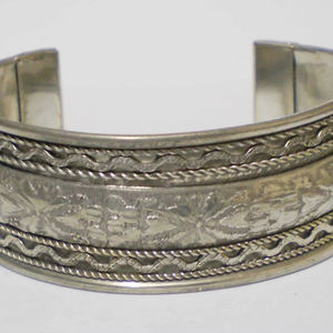 Brazalete de Cobre Chapado en Oro Perforado de Moda para Mujer, Diseño Geométrico de Panel Cuadrado, Brazalete de Metal Sólido, Estilo Moderno y Elegante - Product Image 1