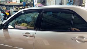 Viseras para Ventanas Laterales para Lexus Serie IS 1998-2005 - Protectores Climáticos de Acrílico Duradero con Cinta 3M, Protección contra la Lluvia y el Resplandor del Sol - Product Image 3