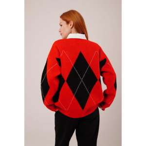 Pull tricoté rouge style preppy à motif baklava, vente en gros - Product Image 1