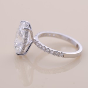 Anillo de Compromiso y Boda con Diamante Cultivado en Laboratorio, Corte Ovalado, Certificado por IGI, con Halo Oculto en Oro de 18K y Banda Pavé - Product Image 3