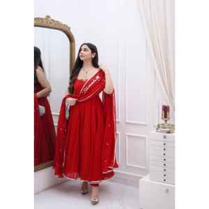 ก้าวเข้าสู่ความหรูหราของราชวงศ์ด้วยชุดที่สวยงามนี้ด้วย dupatta ที่เข้ากันประดับด้วยเพชรที่ทำด้วยมือ - Product Image 1