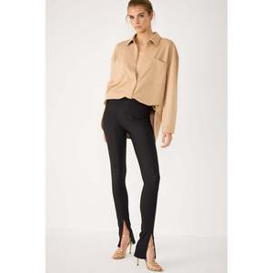 Blusa Casual con Pedrería Brillante y Logotipo Frontal, Manga Tipo Cap - Product Image 1