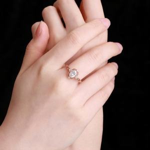 Bague de Fiançailles Vintage en Moissanite Ovale 1 Carat, Style Art Déco, Filigrane Unique, Grappe de Pierres, en Argent Sterling 925 avec Griffes - Product Image 2