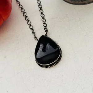 Collar con colgante de ónix hecho a mano Navajo con ajuste de bisel de plata esterlina chapado en rodio y oro - Product Image 1