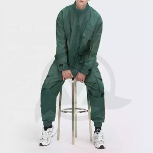 ชุดวอร์มผู้ชายแบบมีฮู้ด สไตล์ฮิปฮอป สำหรับฤดูใบไม้ร่วงและฤดูหนาว เสื้อแจ็คเก็ตกันลมแบบสปอร์ต ดีไซน์กระเป๋าคาร์โก้ ชุดจ็อกเกอร์ทรงโอเวอร์ไซส์ รับผลิตแบบ OEM และปรับแต่งได้ - Product Image 5