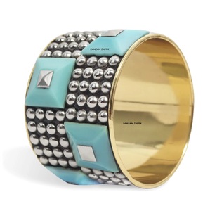 Brazalete de latón ligero hecho a mano, cuentas piramidales de resina azul cielo, detalles de tuerca de latón dorado, ancho de banda de 1,5 pulgadas elegante - Product Image 2