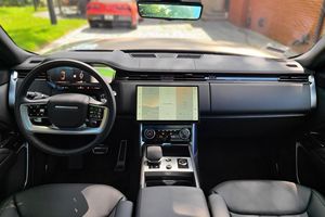 Range Rover 2022 Primera Edición, Motor V8 Biturbo, Equipamiento de Alta Gama, Techo Panorámico Automático, Asientos de Cuero, Bajo Kilometraje, SUV Euro VI - Product Image 4