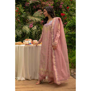 Conjunto de traje Rang Rasiya para mujer de 3 piezas: camisa de lentejuelas bordada con dupatta de malla Khaddi y pantalones bordados - BIC-4891 - Product Image 3