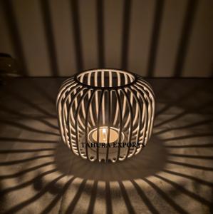 Bougeoir de style cage vintage classique avec aspect antique et barres incurvées pour la lumière du soir classique dans les thèmes de décoration traditionnels - Product Image 4