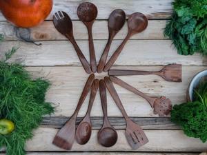 Cuillère en bois faite à la main de qualité supérieure pour une utilisation quotidienne dans la cuisine domestique avec un design en bois simple et élégant - Product Image 3