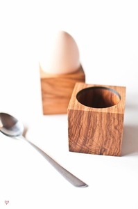Estante de huevos de madera moderno para interior de cocina elegante que ofrece líneas limpias y acabado de madera natural sofisticado - Product Image 2