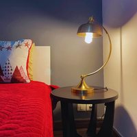 Lampe en métal pour la décoration de la table d'appoint de la chambre à coucher, de la salle de mariage et du bureau Lampe à ampoule LED avec abat-jour