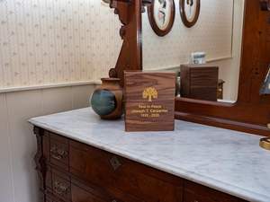 Urne funéraire rectangulaire en bois de noyer Arden gravée sur mesure, design moderne en bois foncé, taille extra large, pour cendres humaines, enterrée au sol - Product Image 5