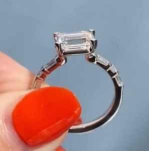 Bague de mariage originale en argent 925 Moissanite avec côtés taillés en émeraude et diamants taillés en baguette pour cadeau de mariée tendance - Product Image 2