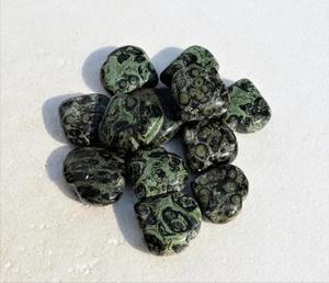 Venta al por mayor de alta calidad verde Kambaba Jasper Puffy Hearts pulido Caved Healing Heart Stone Crystal Crafts para la decoración de la meditación - Product Image 4