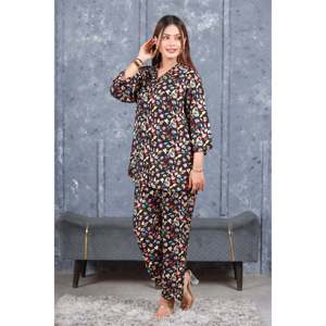Ensemble long boutonné respirant pour femme, comprenant un haut court décontracté noir en crêpe imprimé cachemire à col nœud floral et un pantalon brodé au-dessus du genou - Product Image 4