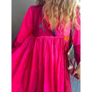 <span class=keywords><strong>FOLKLORE</strong></span> 41 - Elegante Abito in Seta da Donna, Stile Quotidiano Traspirante con Fessure, Vita Elastica, Lunghezza al Ginocchio, S/M/L, Collo a O, Motivo Rose Bandhani - Product Image 2