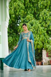 Robe Anarkali la plus vendue en soie Vichitra avec broderie et travail de séquence, tenue ethnique Anarkali pour la vente à l'exportation - Product Image 2